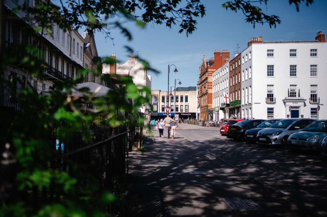 Town Centre Oasis with Two Hot Tubs - B&B