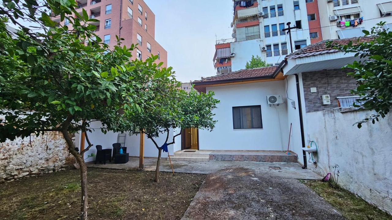 Garden Lemon Tree Villa - Bed and Breakfast Tirana