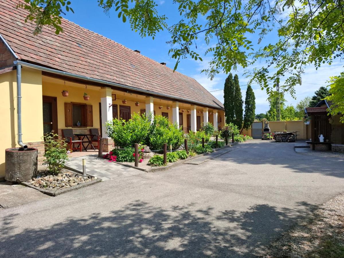 Eszter Vendégház Harta - Ferienwohnung