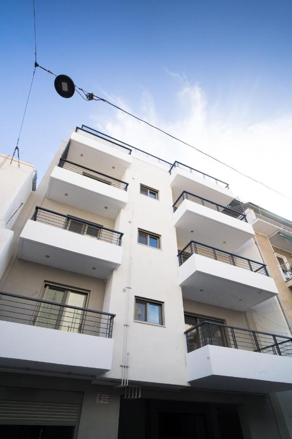 Black & White 2BR Apt steps from Mavili Square - Bed and Breakfast Athene