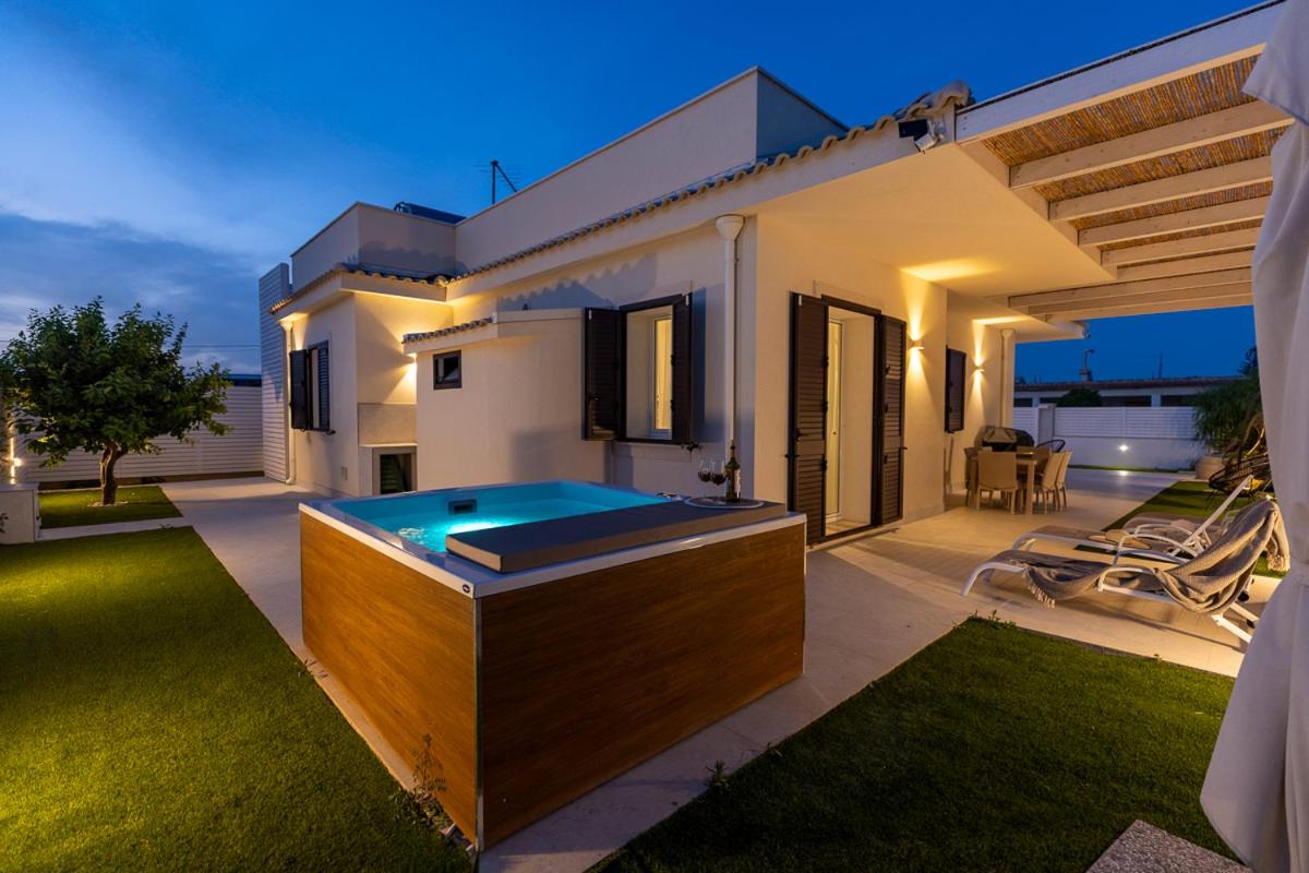 Villa Teresann con Jacuzzi riscaldata - B&B Santa Maria del Focallo