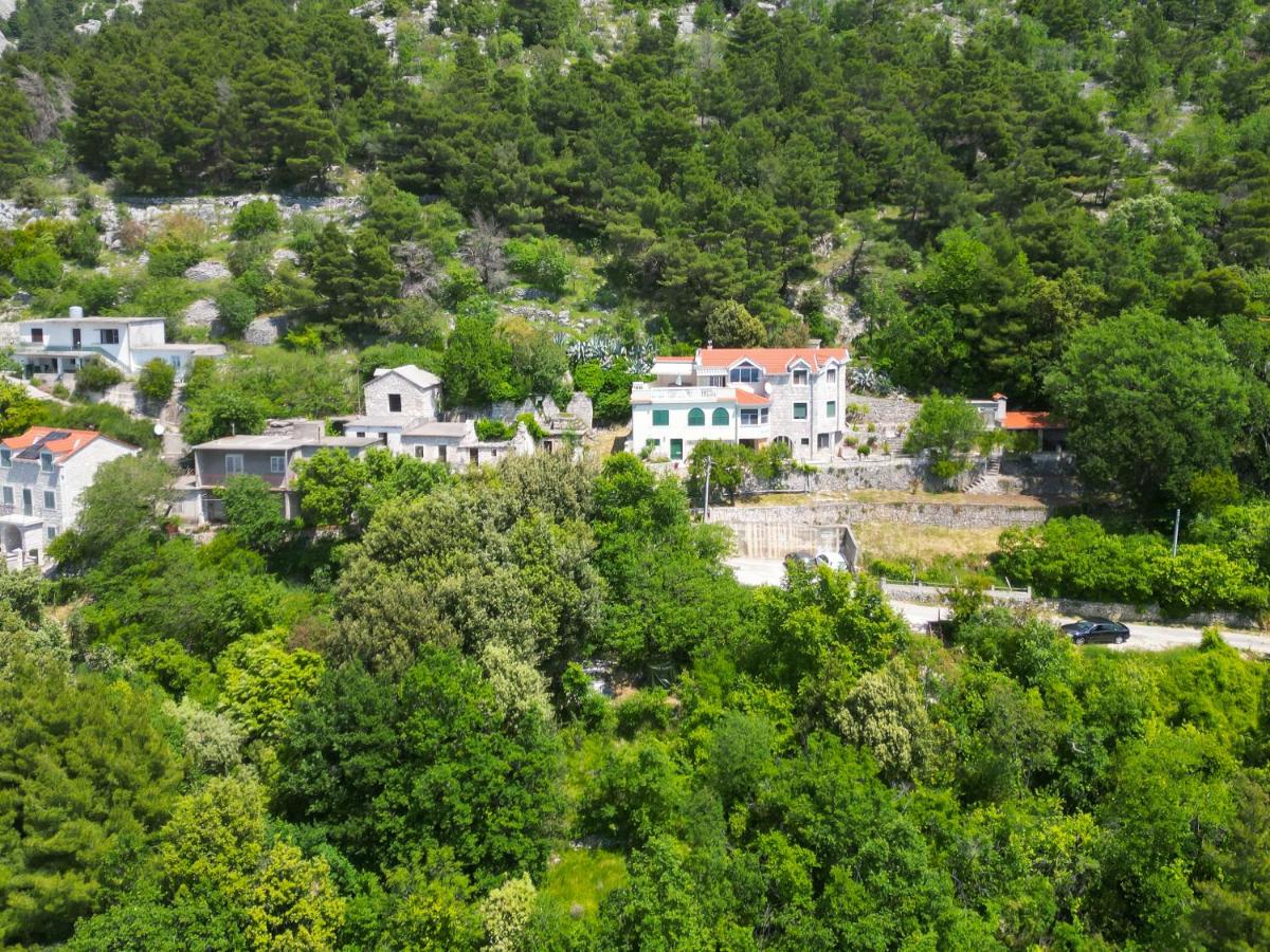 Villa Charlie With Jacuzzi - Bed and Breakfast