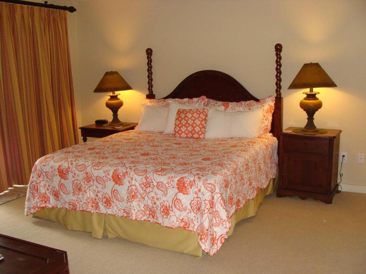 Lagoon side w fenced patio comm pool & hot tub 5102S - B&B