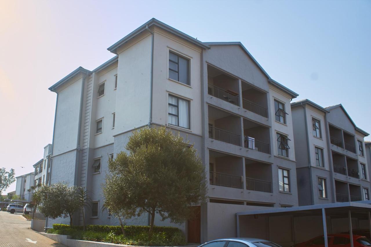Modern 2 Bed 2 Bath Oasis in Prime Location PS5 Game Console - Ferienwohnung Johannesburg