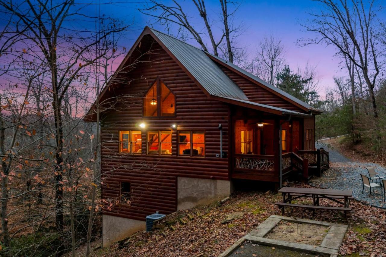 Tree Top Hideaway - Private with Games Firepit More - B&B