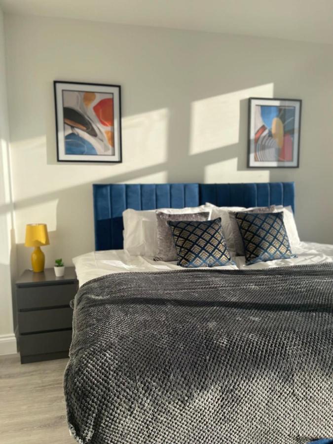 3 Bedroom Apartment - Flitwick - Contractor Friendly - Tourist Ready - Full Kitchen - WiFi - Smart TV - Sofa Bed - FREE Parking - Ideal for Short or Long Stays - Chambres d’hôtes Flitwick