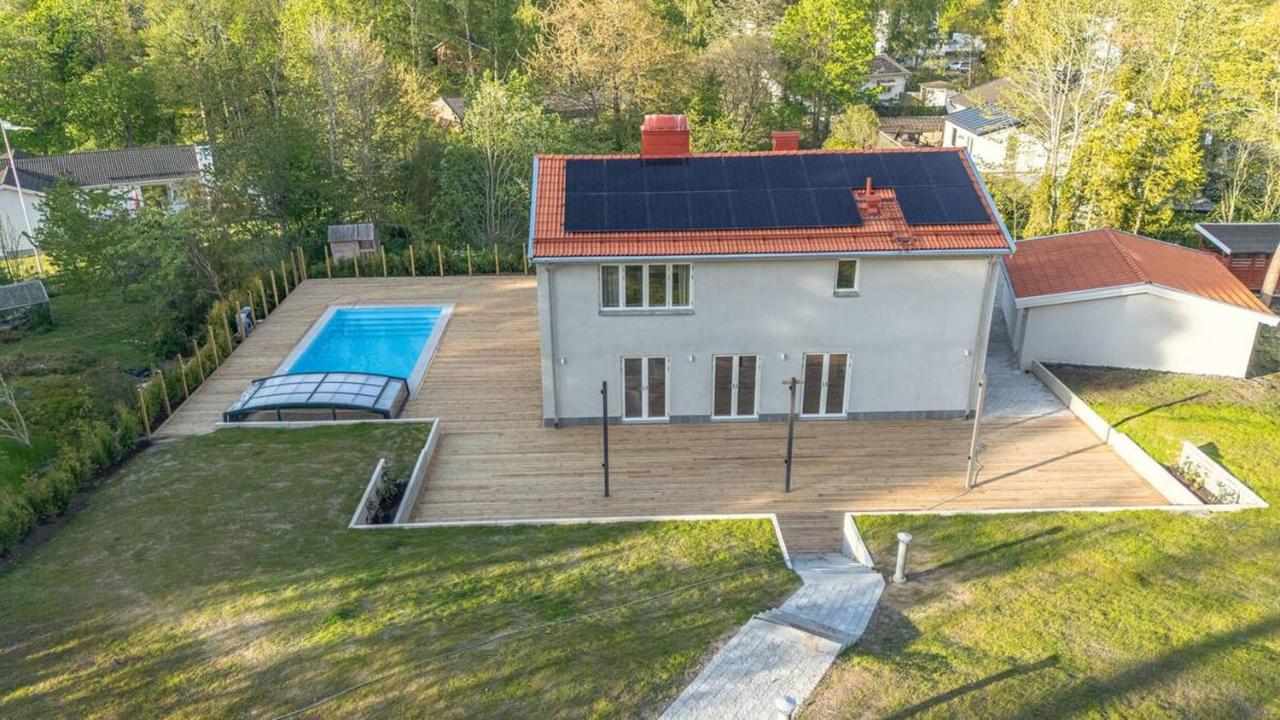 Luxury villa in Täby with large pool - B&B Täby