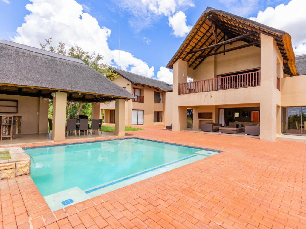 Waterberg House at Zebula - 8 adults and 4 kids under 10 years - Bed and Breakfast