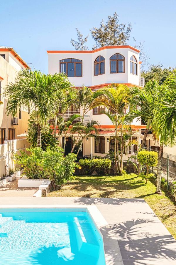 Villa Liliane with private pool by IHR - B&B
