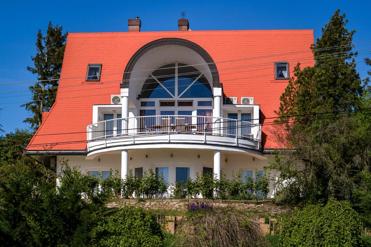 Panoráma Villa Akarattya - Bed and Breakfast Balatonkenese