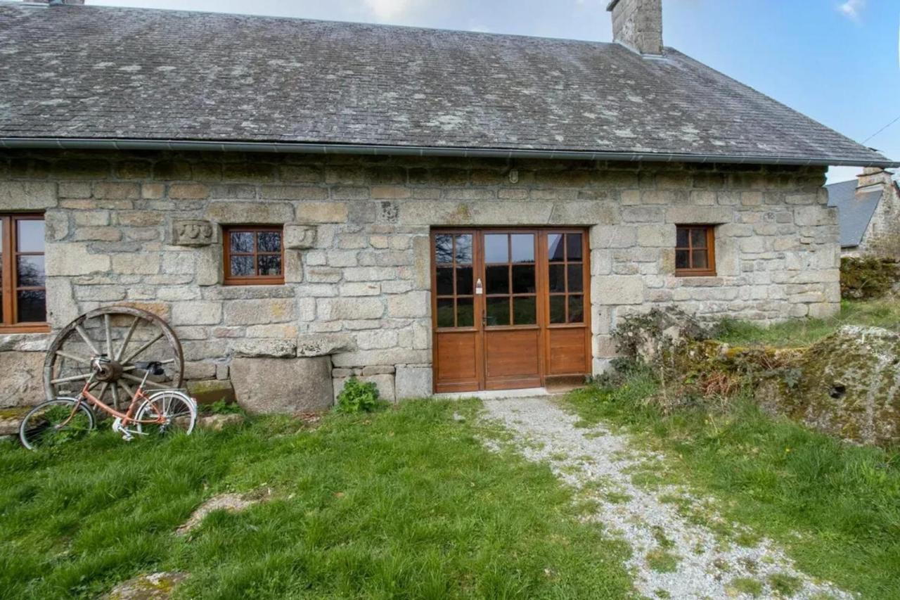 Maison authentique en granit - Chaumeil - Cheminée - Bed and Breakfast