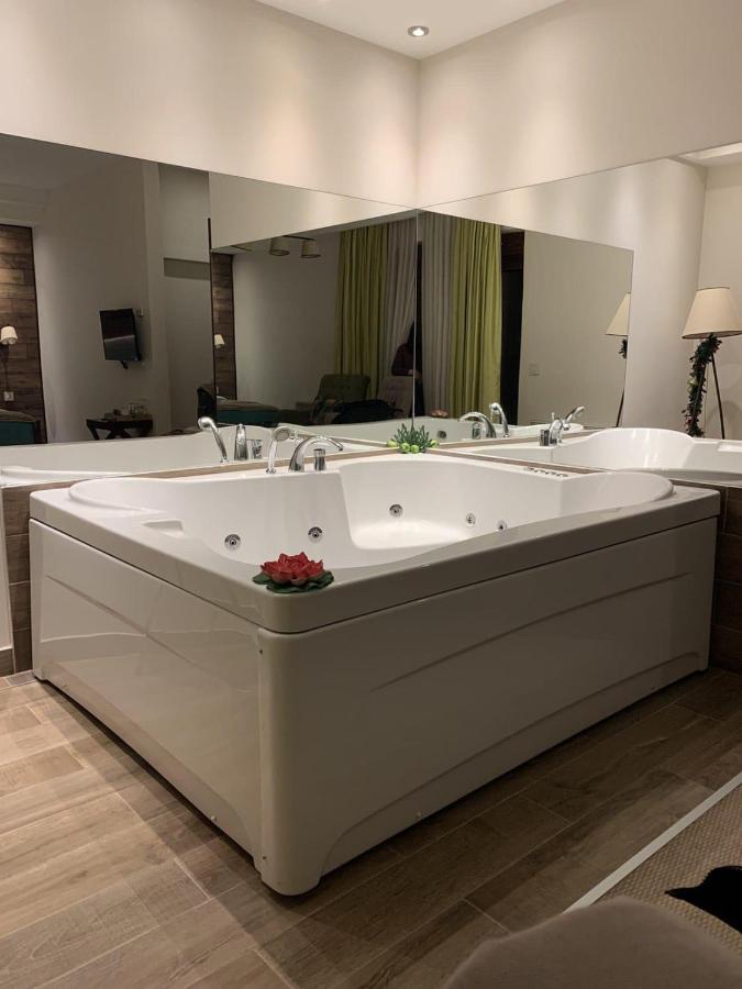 Jacuzzi In Bedroom Elegance Apartments - B&B Zlatibor
