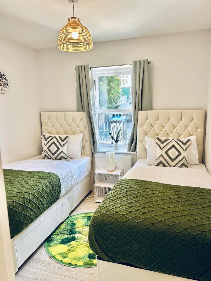 Dover Ferry Apartments, private terrace and on-site parking - B&B