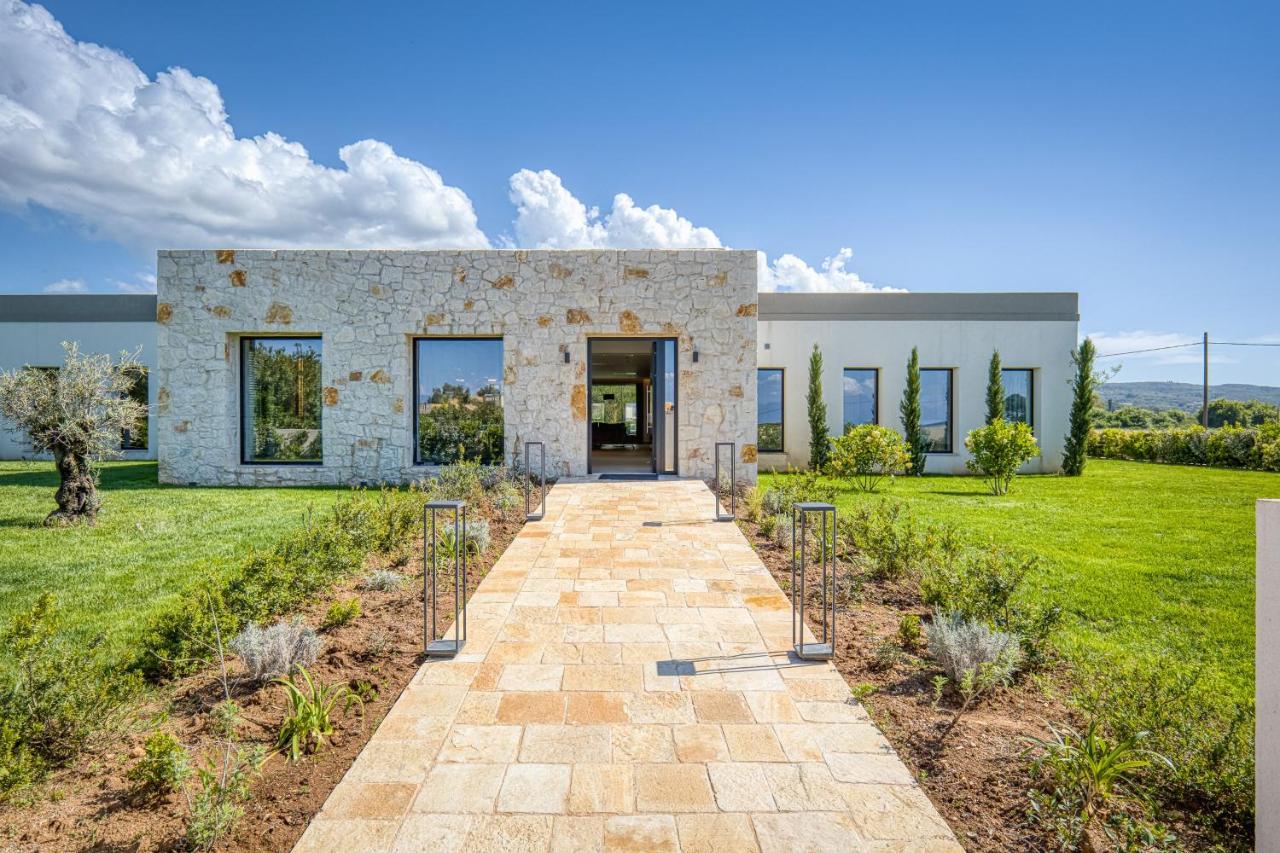 Villa Serenissima - Beachfront Villa with Indoor & Outdoor Pools and Gym by Posarelli Villas - Chambres d'hôtes Acharávi
