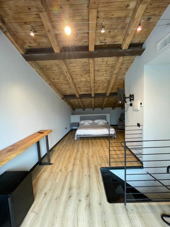 Habitación con cama grande y balcón