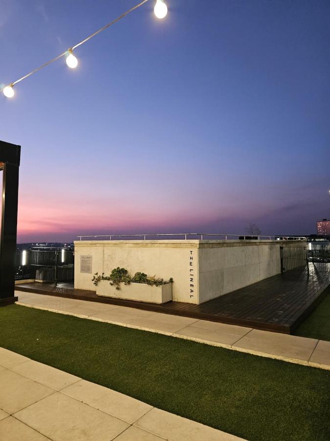 Chic Studio with Panoramic Sandton Views - B&B