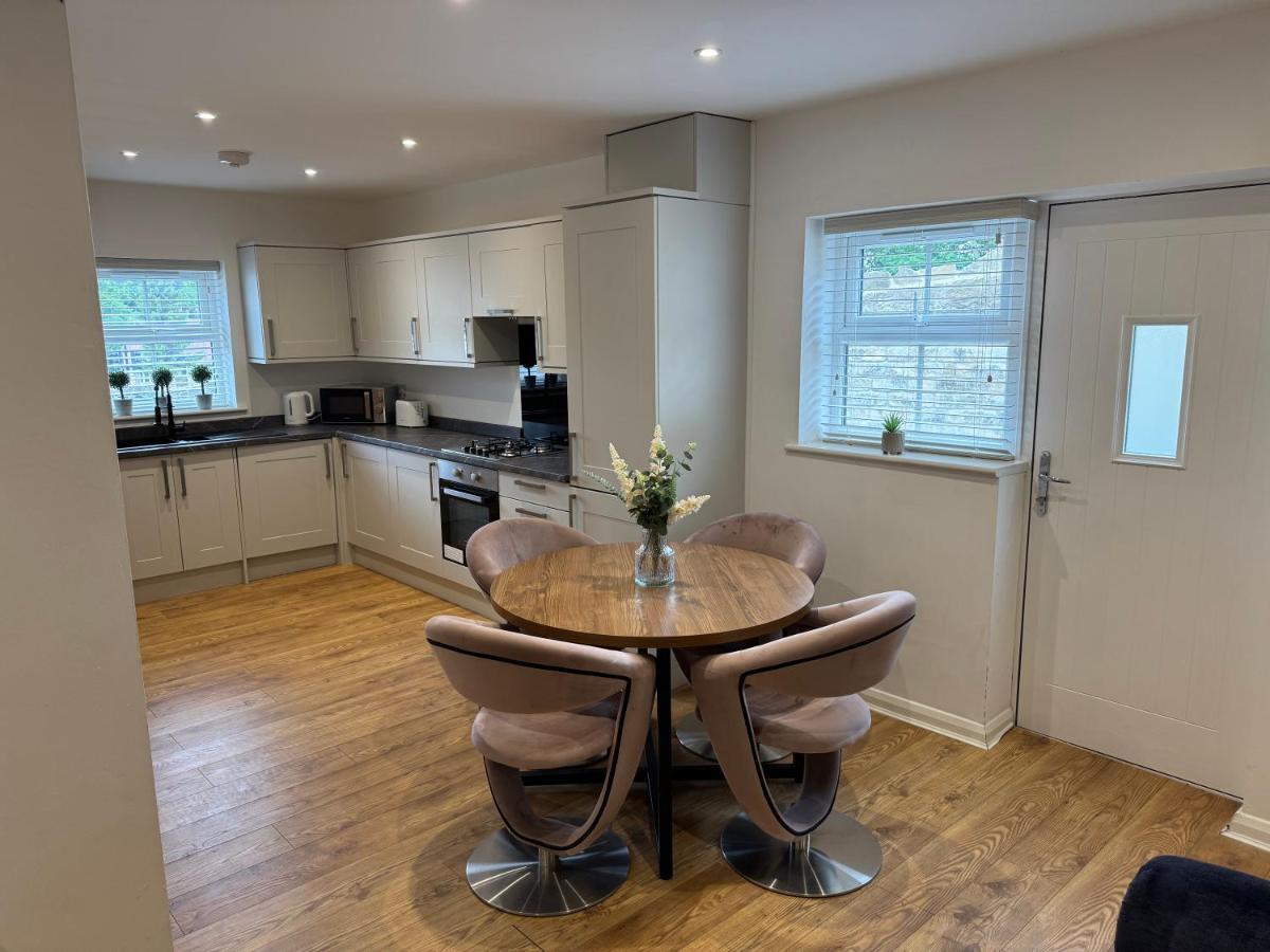 Newly constructed 3 bed town house next to the canal with Private Car Park - Chambres d'hôtes Keighley
