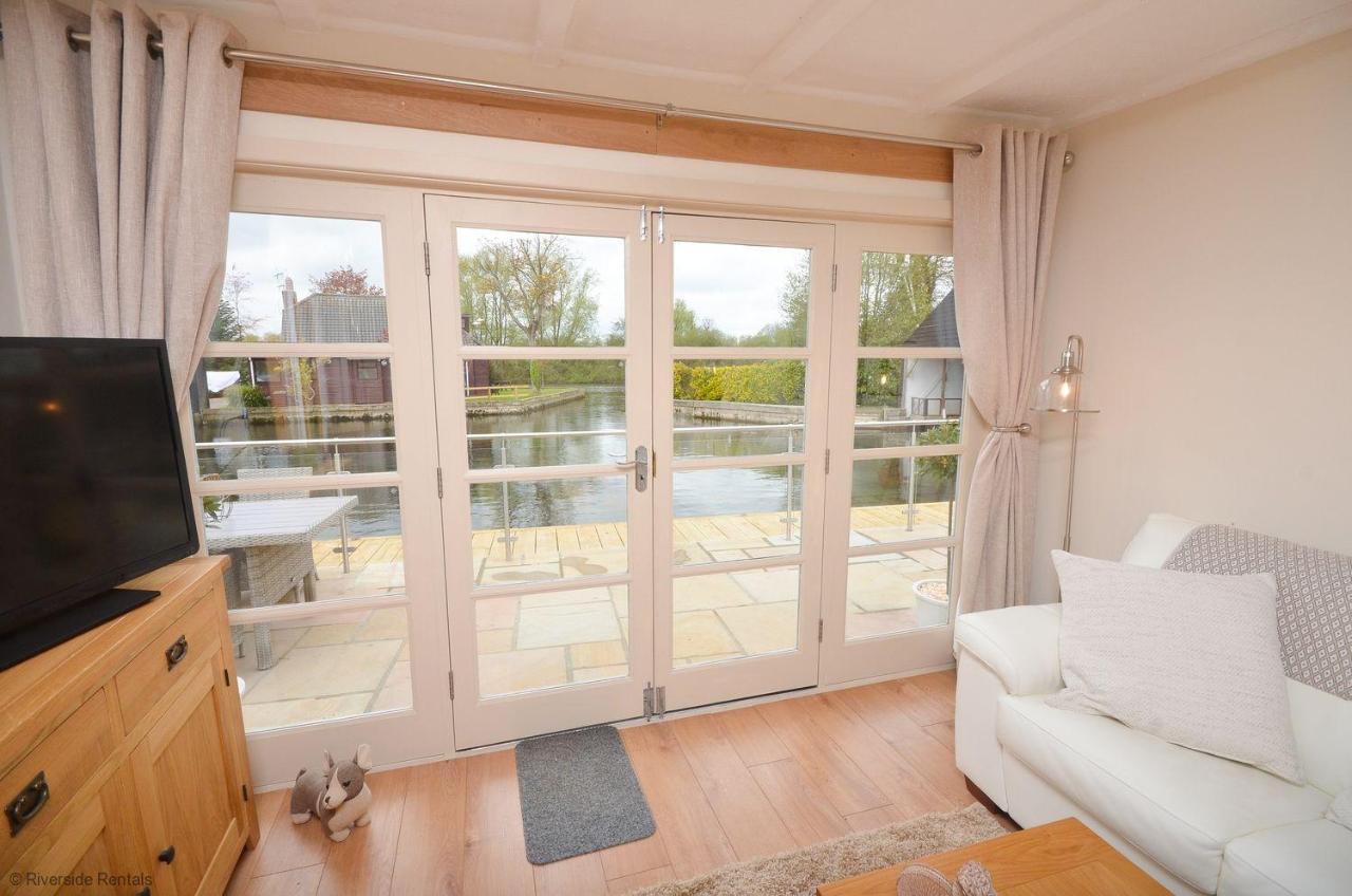 Dutch Cottage sits in its own basin off the River Bure in Horning - Chambres d'hôtes Horning