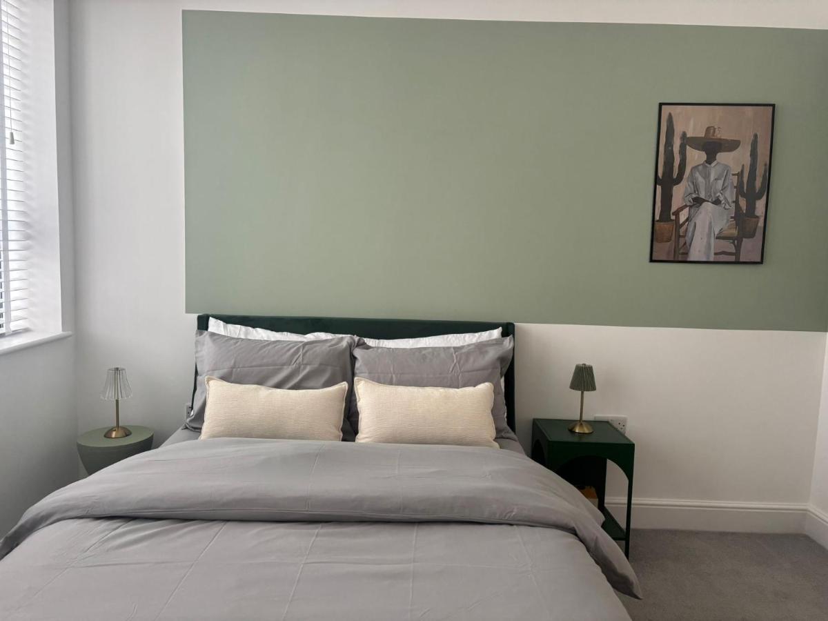 Stunning 3 Bed Apartment with Seaview - B&B Worthing