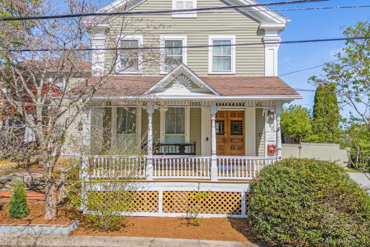 Charming 4BR Victorian Mystic Downtown - B&B