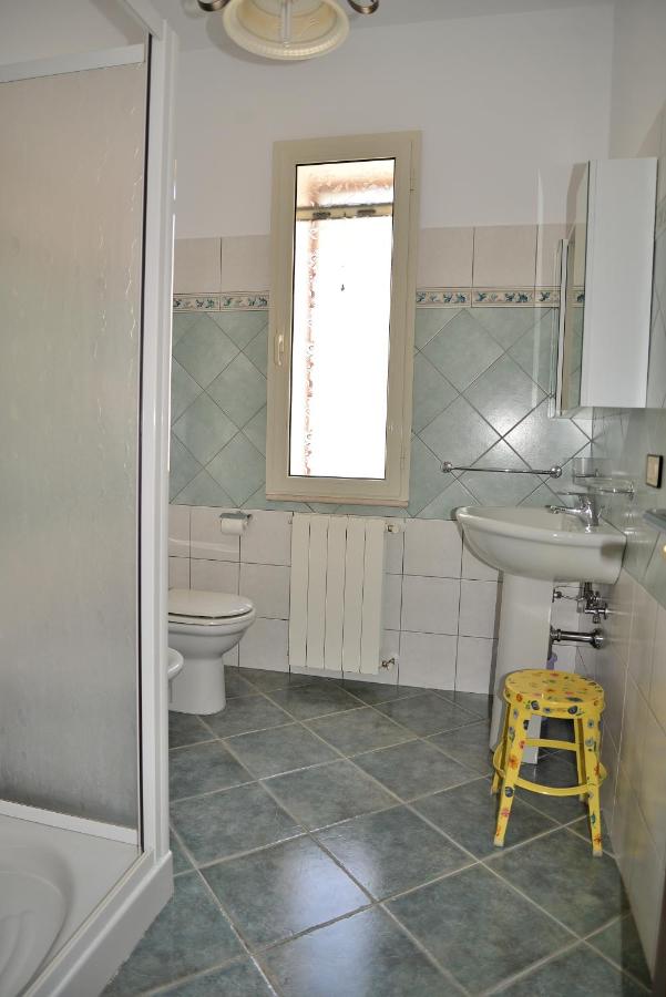 Deze driepersoonskamer heeft een gedeelde badkamer.