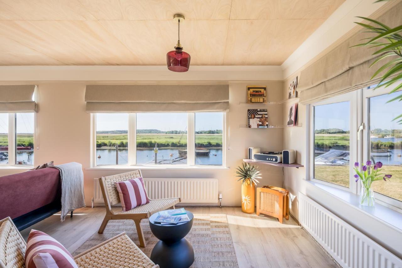 Stunning Waterfront, Wood Fired Hot Tub, Projector & Log Burner - B&B