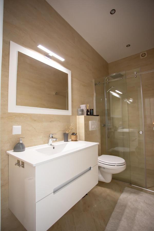 Deluxe One-Bedroom Apartment with Ocean View