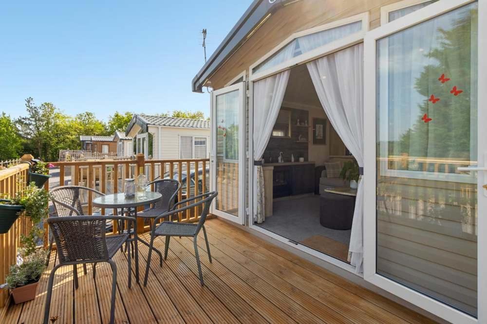 Lake View Escape - Fishing Lakes, Heated Outdoor Swimming Pool on Sister Park 500yds - Shorts Stays UK - Ferienwohnung Cheriton Bishop