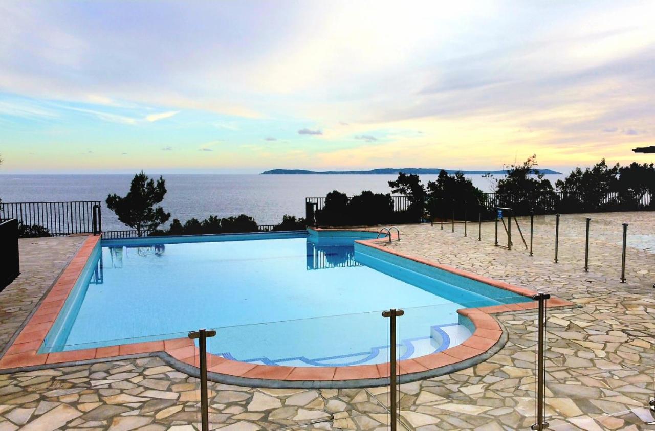 La Pinède - Small 2 bedroom sea view - with swimming pool - B&B Le Lavandou