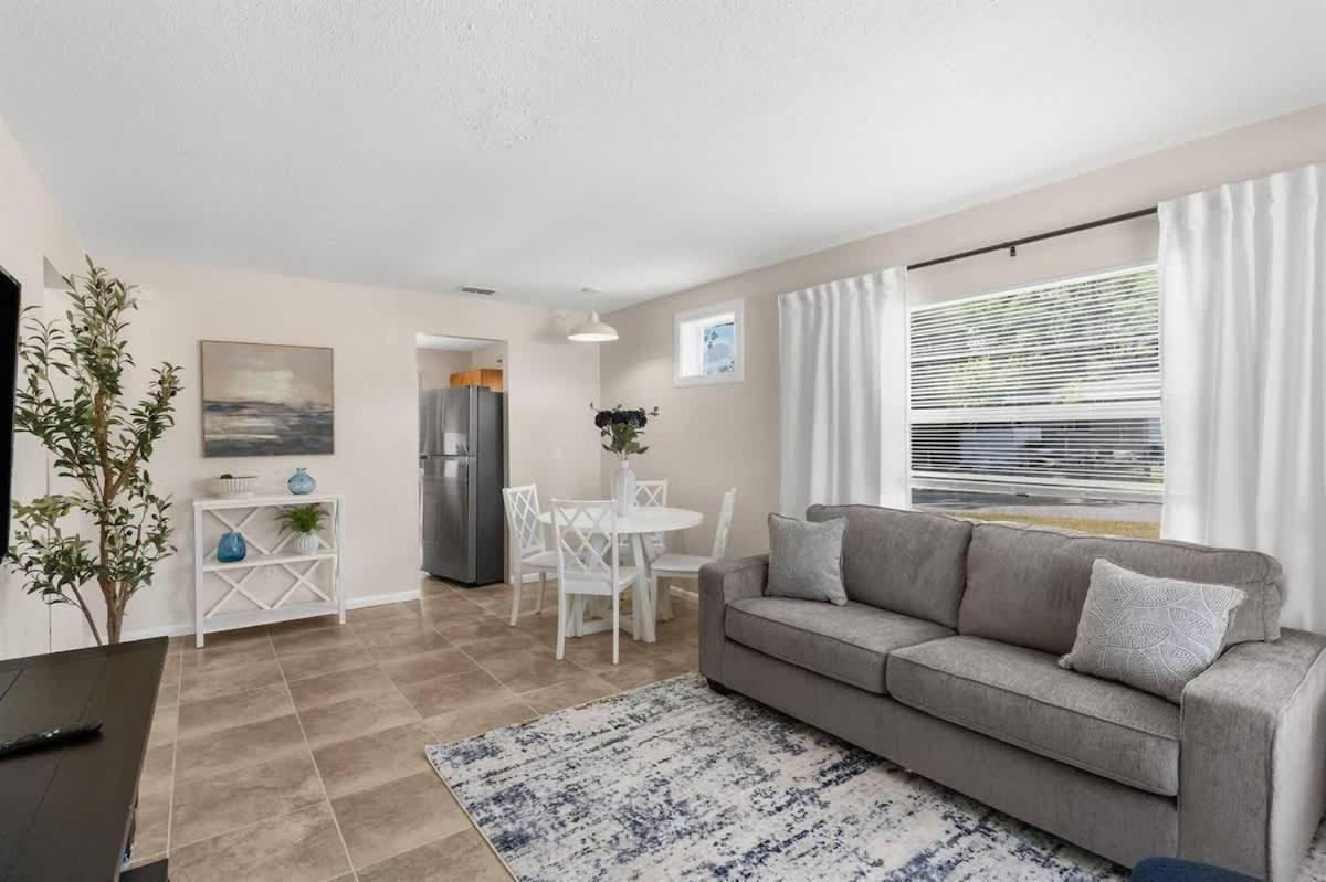Cozy 2 Bedroom home, Dade City! #1 - Chambres d’hôtes