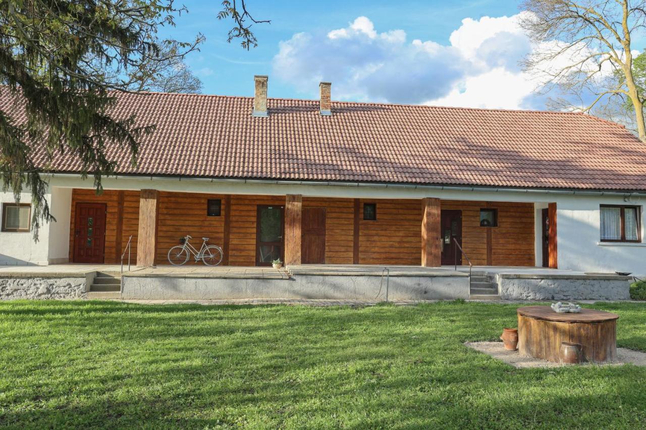 Fekete Gólya Fogadó Gemenc - B&B Szekszárd