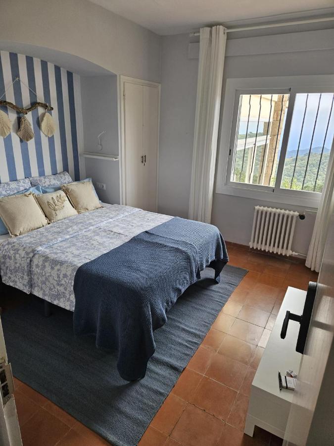 Habitación con cama grande