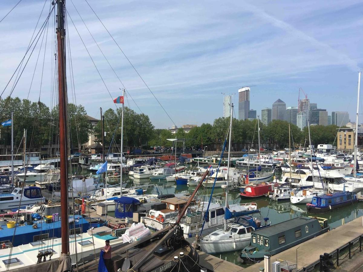 Fresh & Airy Marina Flat Next to Thames - Ferienwohnung London