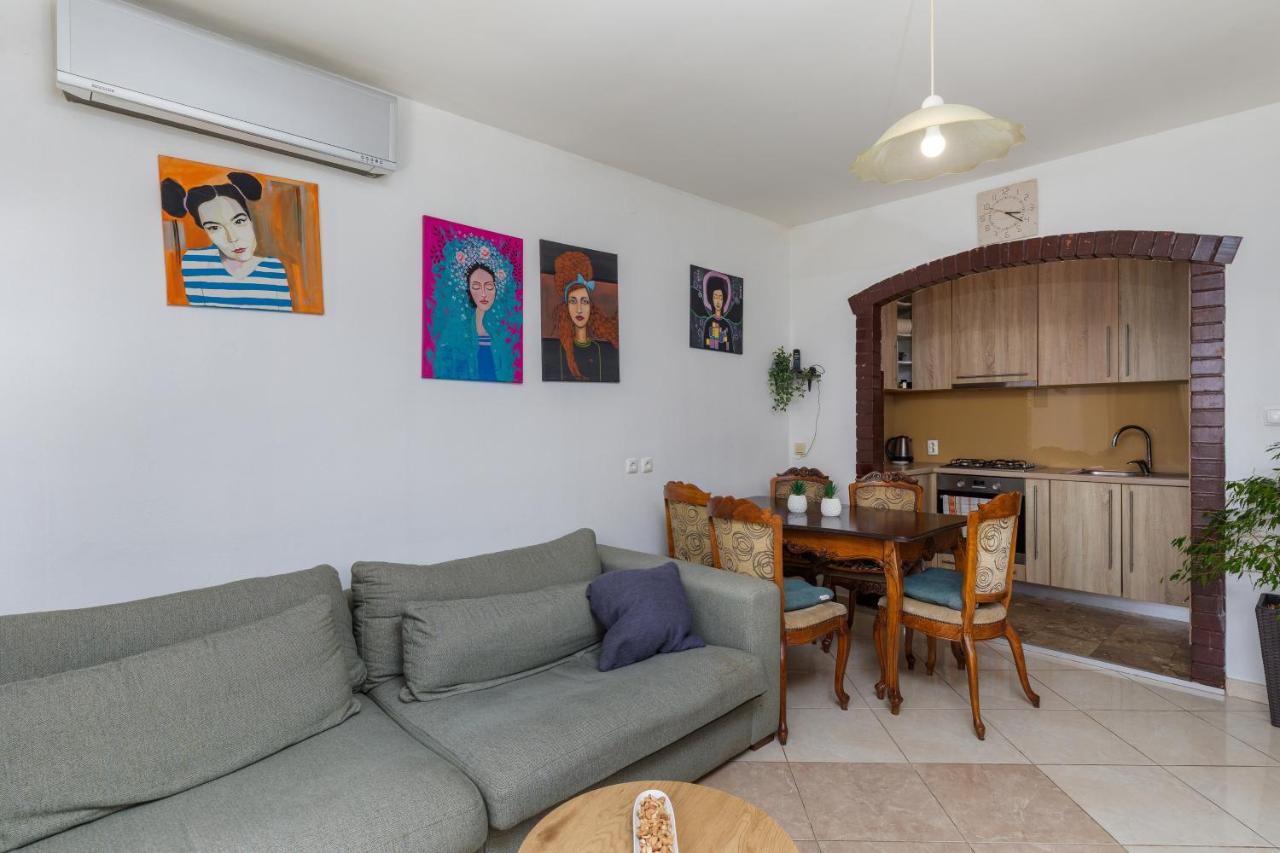 Apartamento de 2 dormitorios con terraza y vistas al mar