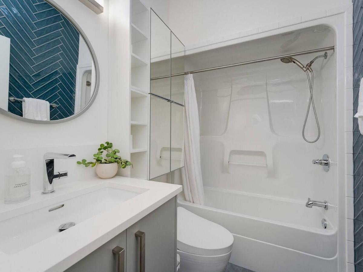 Old Town Retreat-your artful escape in Victoria’s historic Old Town by Victoria Prime! - Chambres d'hôtes Victoria