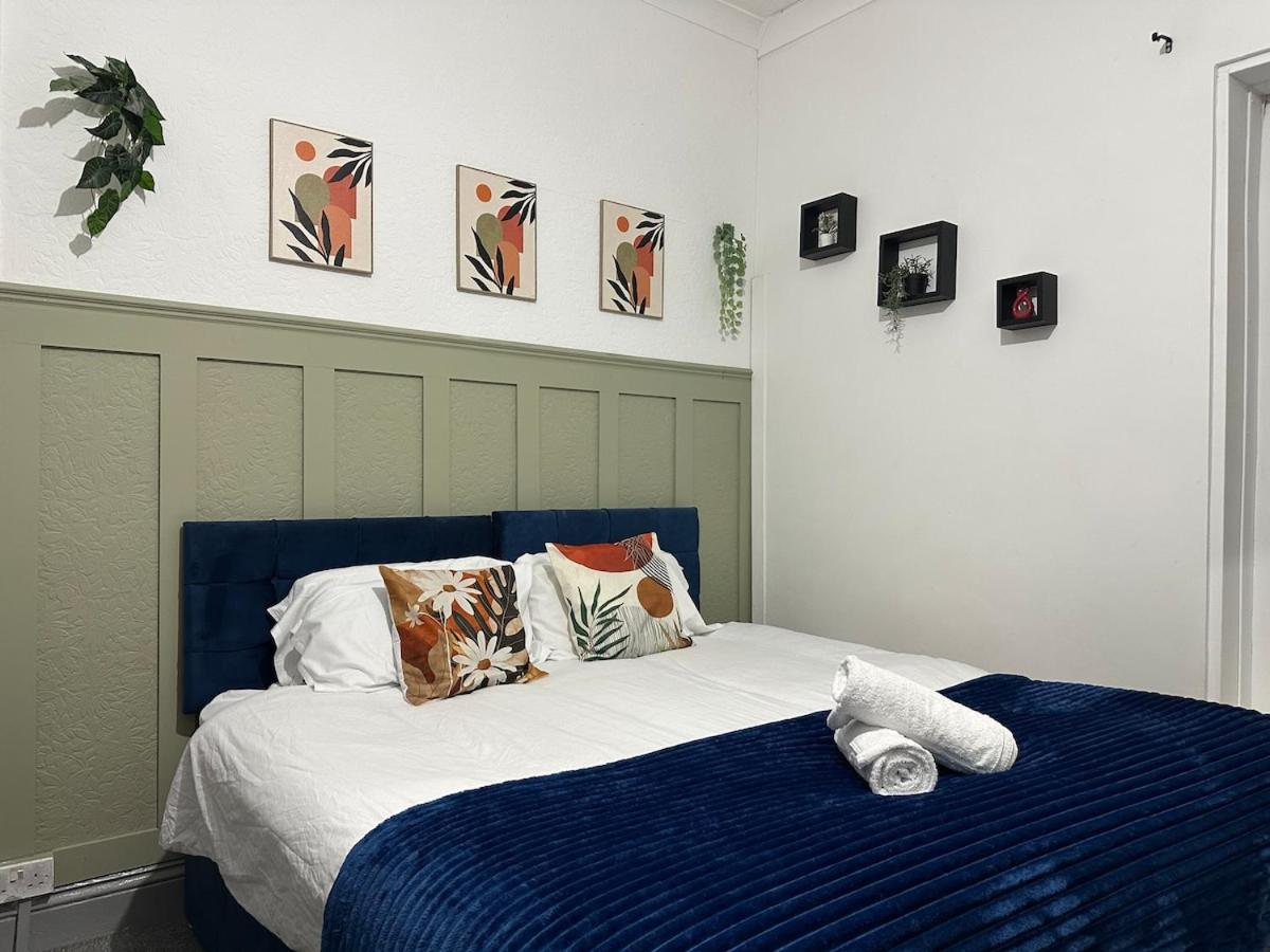 4 Bed House with Garden and Hot Tub - Near City Centre - B&B Cardiff