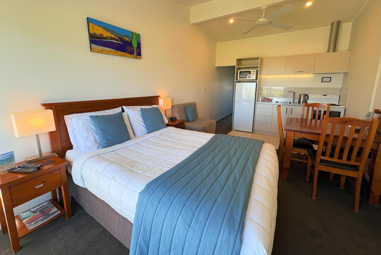 Deluxe One-Bedroom Apartment