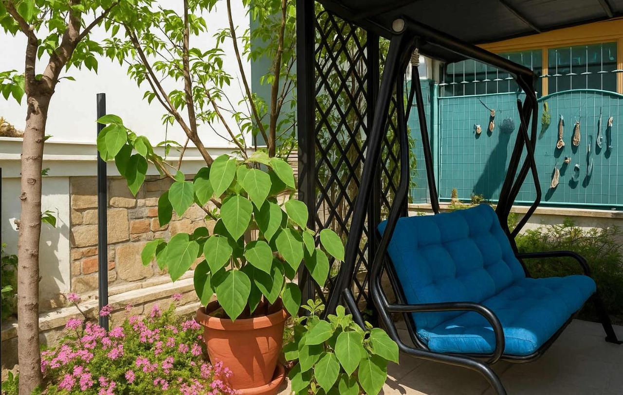 Urban Seaside Oasis - Adriana's Garden Paradise - B&B