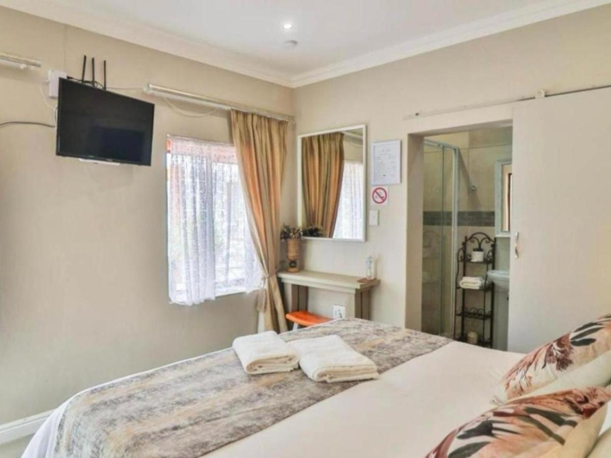 Double or Twin Room with Mountain View