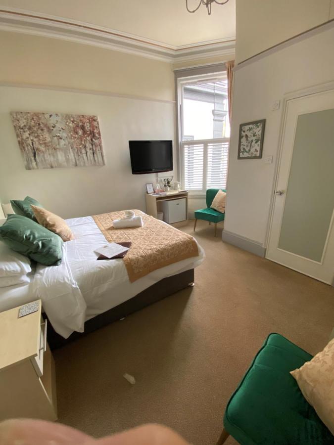 Twin Room with Private Bathroom