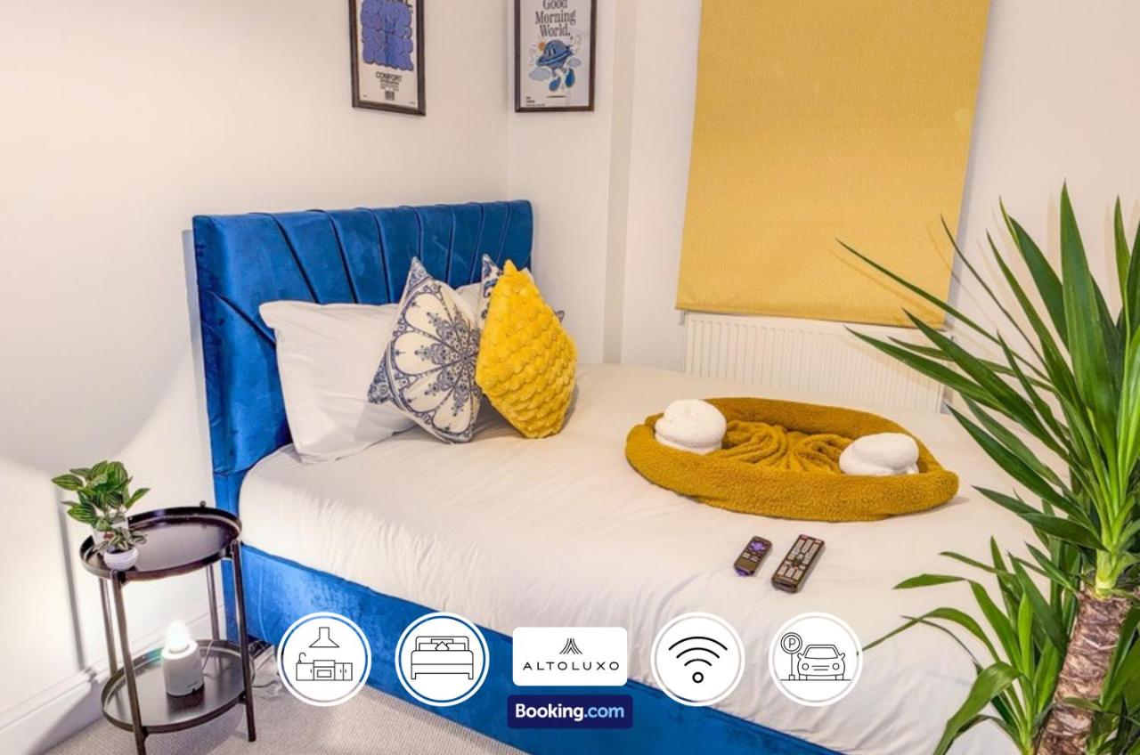 Armoury Square Deluxe 4 Bedroom Home near City Centre by AltoLuxoExperience Short Lets & Serviced Accommodation With Free Parking & WiFi - B&B Brístol