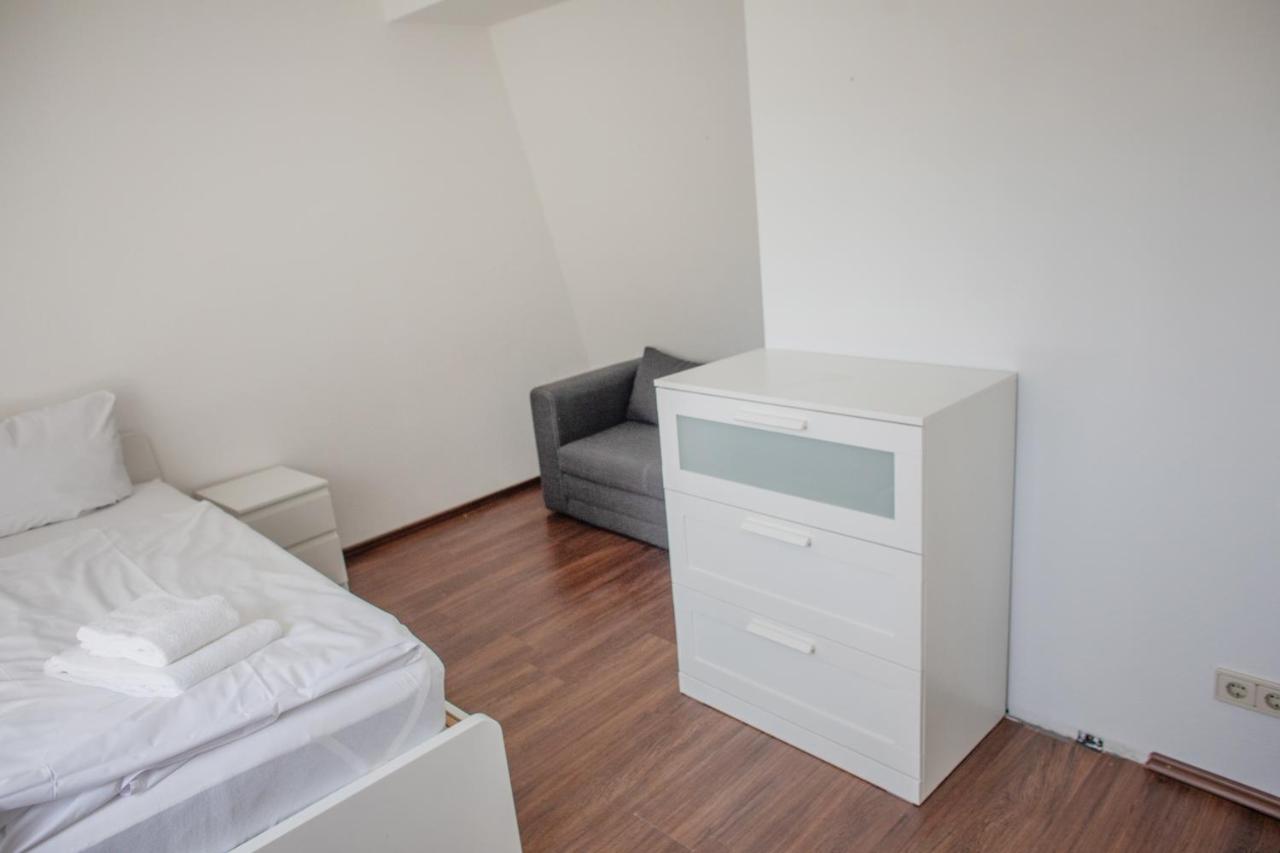 Camera Doppia con Letti Singoli e Bagno in Comune