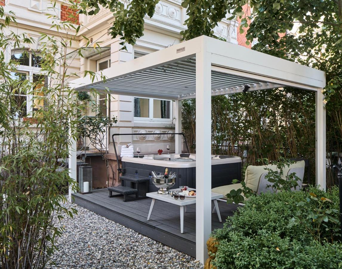 Historical Luxury Homes - Stadtvilla mit Jacuzzi und Garten - Bed and Breakfast