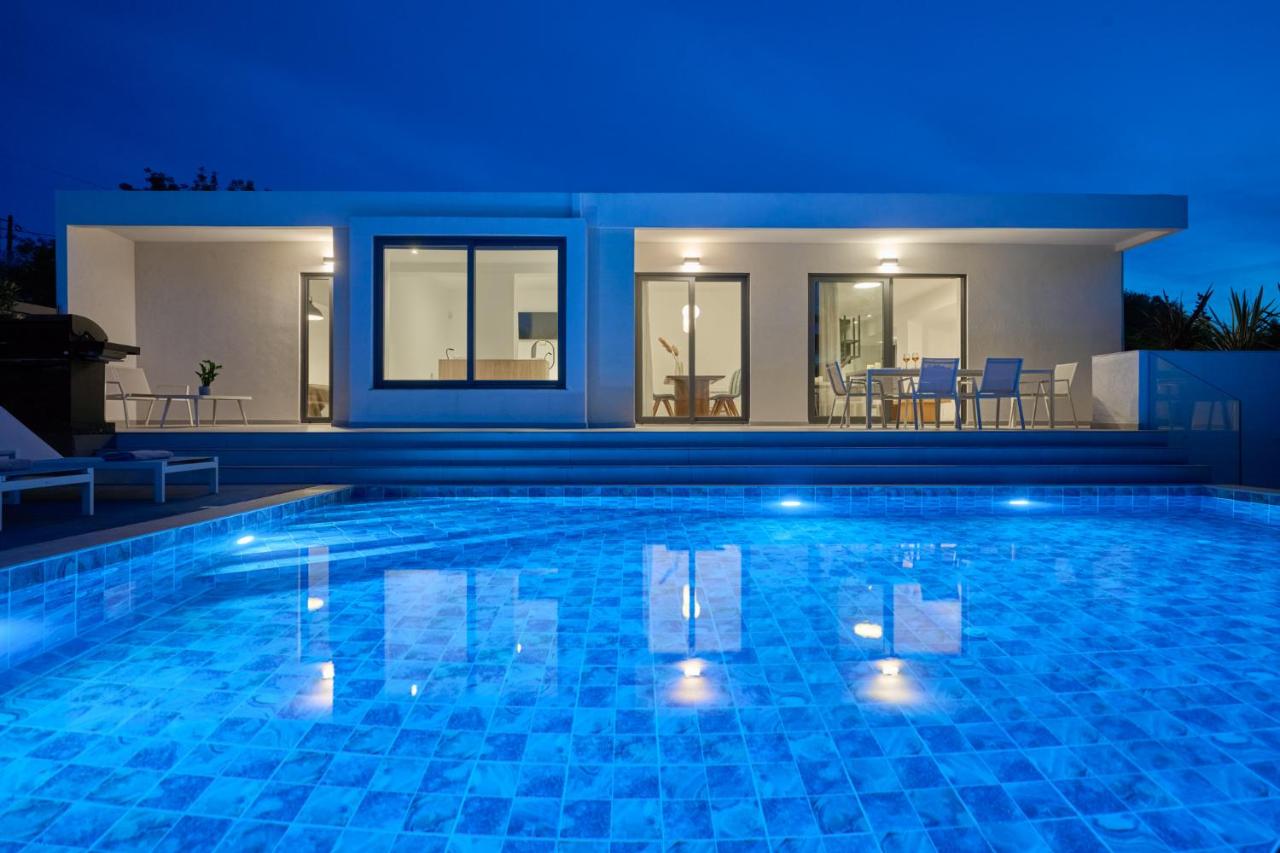Kyamon Luxury Villa with Heated Saltwater Pool Near Chania - Chambres d’hôtes Chionáto