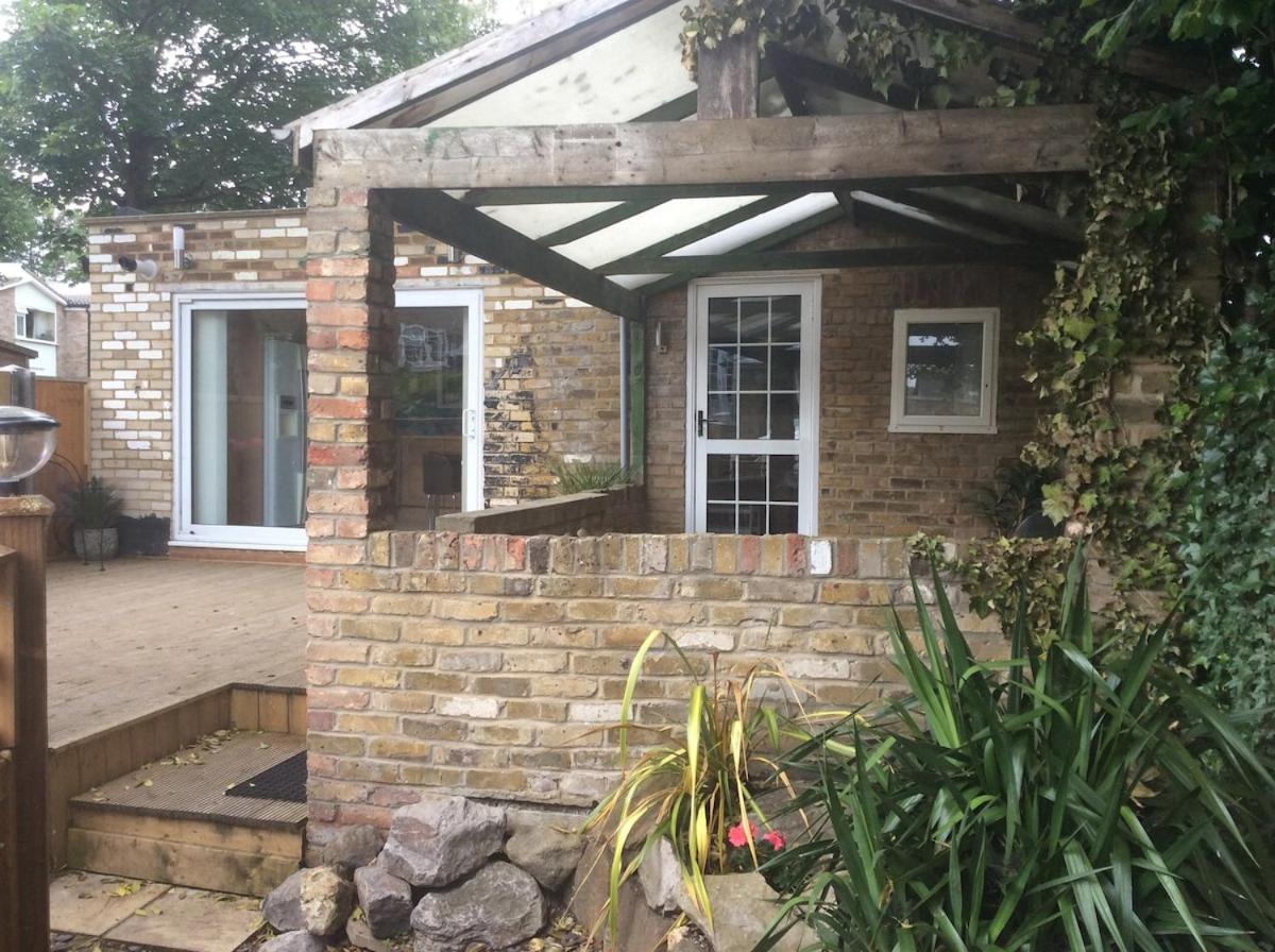 Garden bungalow - separate entrance - Bed and Breakfast Watford