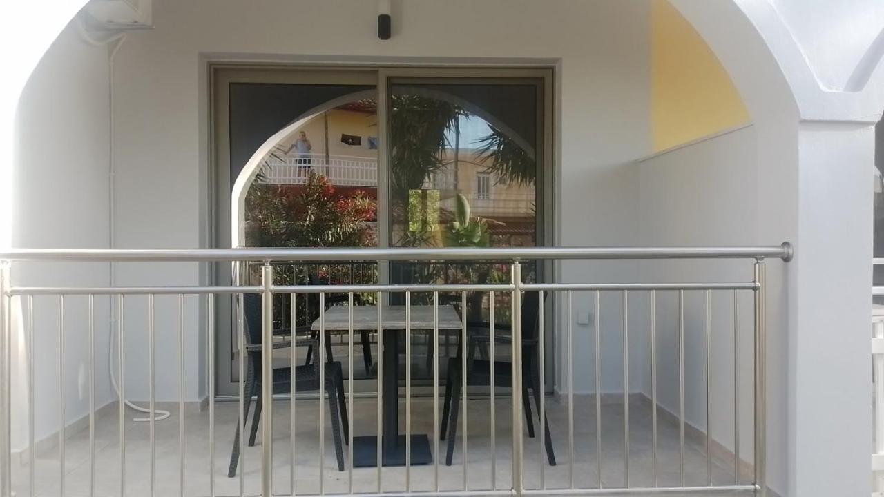 EVDOKIAS Apt,brand new 2025 modern Apt in the center of Alikanas - Chambres d'hôtes Alikanás