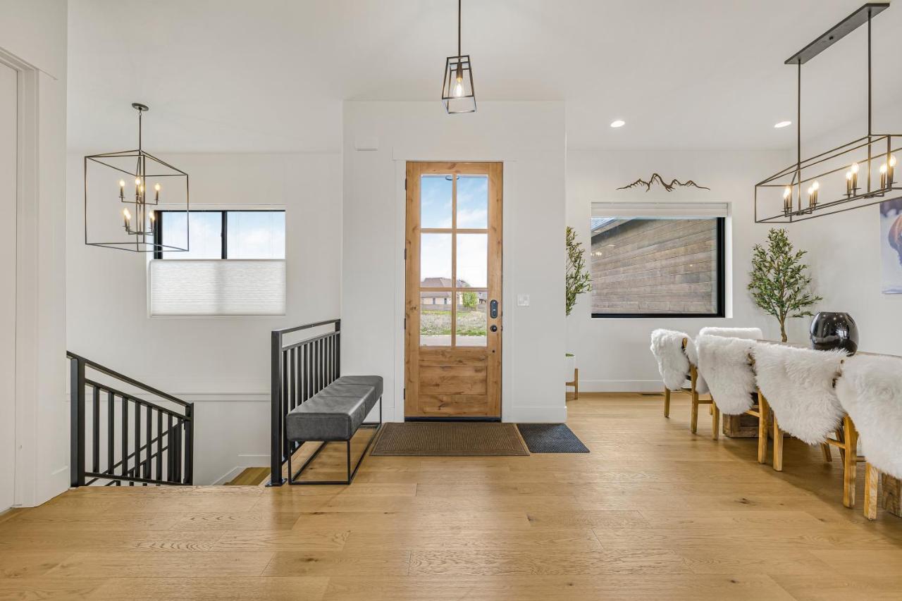 Modern home for families, dogs with hot tub - Bed and Breakfast Driggs