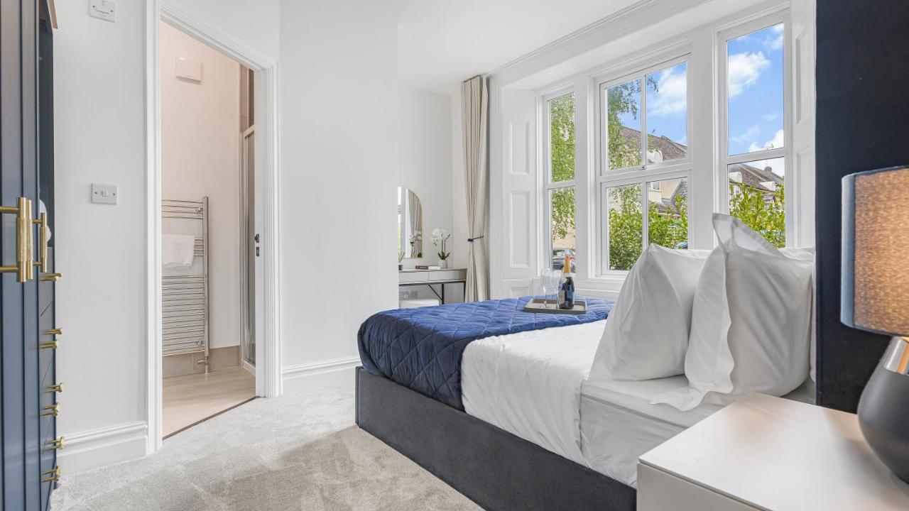 Luxury 3-Bed Cirencester Apartment with garden, parking and EV charger - Bed and Breakfast Cirencester