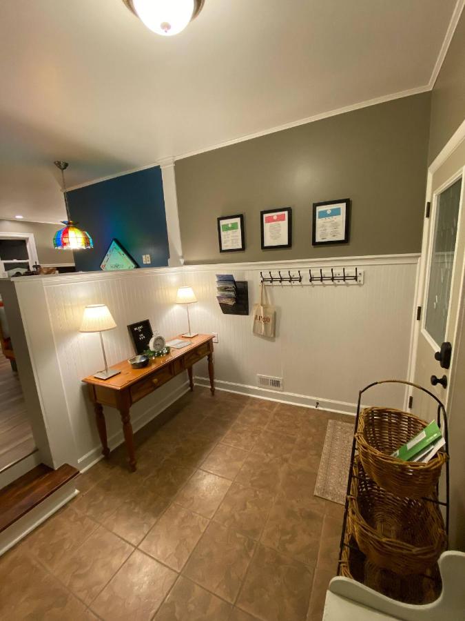 THE HUB 3BD 2BA Entire House FRESH FUN 1980s Board Game Vibe beside Letchworth State Park & near SUNY Geneseo - B&B Mount Morris