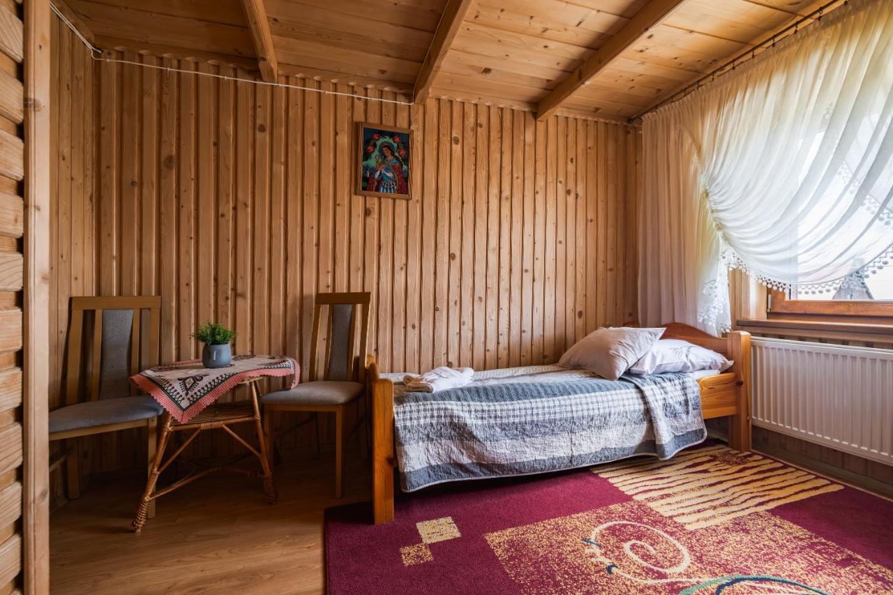Zweibettzimmer mit eigenem Bad außerhalb des Zimmers